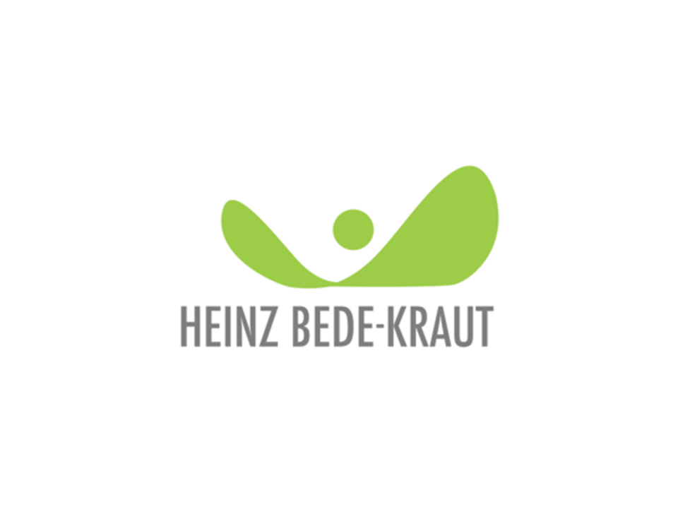 Heinz Bede-Kraut Logo: Abstrakte grüne Figur mit ausgestreckten Armen.