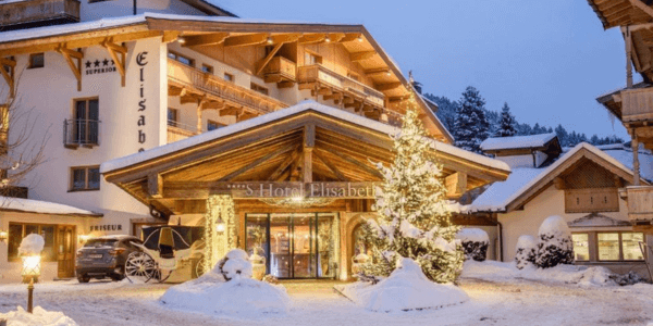 Außenansicht des Hotel Elisabeth in Kirchberg, Österreich, im Winter mit schneebedecktem Boden.