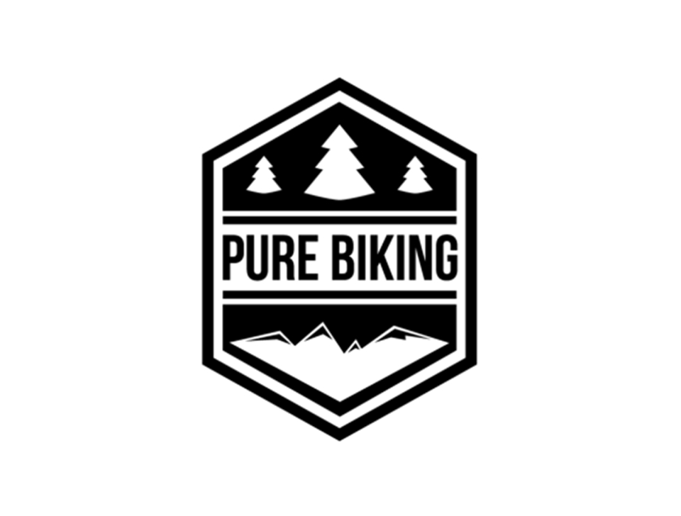 Pure Biking Logo: Sechseck mit Kiefern und Bergpanorama-Grafik für Radfahren und Outdoor-Abenteuer.