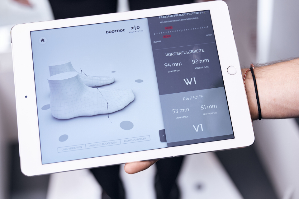 iPad mit 3D-Fußscan-Daten zur Konstruktion und Herstellung von individuellen Schuheinlagen.