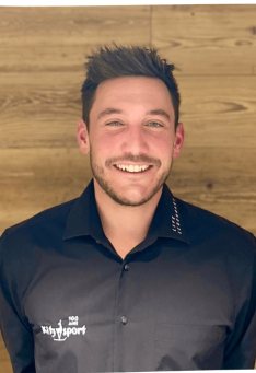 Lächelnder Mann im Rhysport-Shirt; Porträt eines Einzelhandelsangestellten für Sportbekleidung.