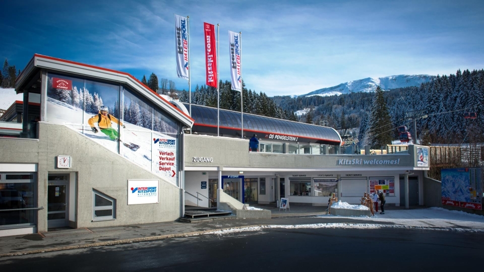 Skigebäude mit Intersport-Verleih und Bergkulisse in Arosa, Schweiz.