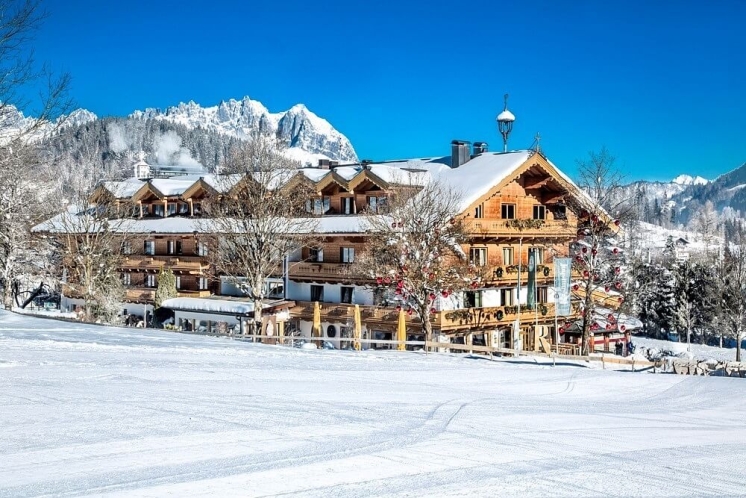 Luxuriöses Skiresort-Chalet in den österreichischen Alpen, schneebedeckt mit Bergblick.